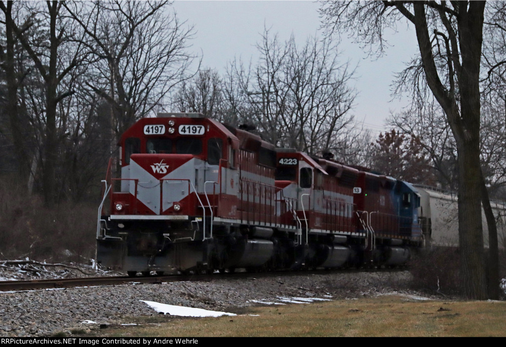 WAMX 4197 posed on the Whitney Way curve with 4223 and HLCX 6313 behind